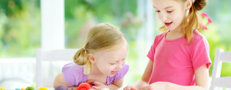 Å la barn leke med leire har uventede fordeler