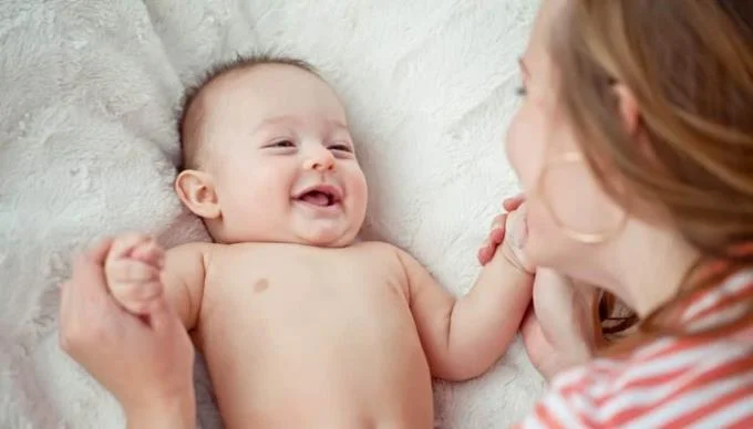 Důležité vývojové mezníky, když je dětem 7 měsíců, na které musí rodiče dávat pozor