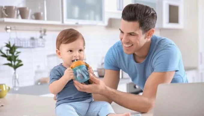 Důležité vývojové mezníky, když je dětem 7 měsíců, na které musí rodiče dávat pozor