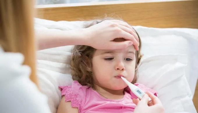 11 consells per reduir la febre dels nens a casa són senzills i efectius