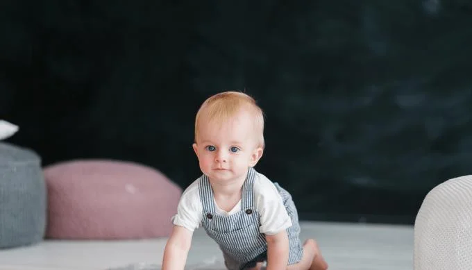 Je normální, aby děti kroutily hlavou?