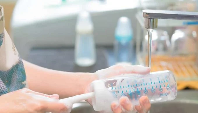Kā pareizi sterilizēt bērnu pudelītes, lai nodrošinātu higiēnu