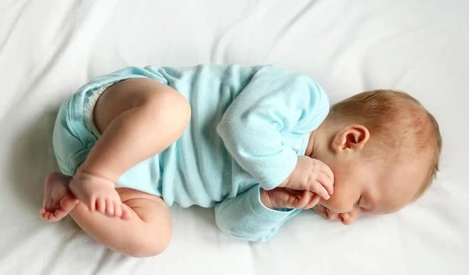 Hvordan skal du ta vare på en 4 måneder gammel baby?