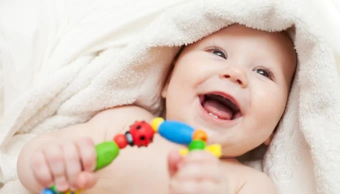 Hvordan skal du ta vare på en 4 måneder gammel baby?