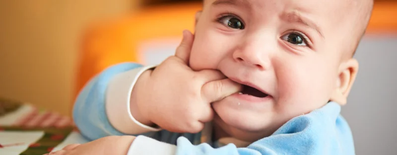 5 ting du trenger å vite når babyen din får tenner